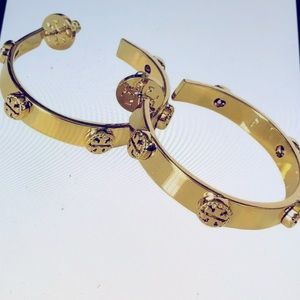 TORI BURCH GOLD MILGRAIN LOGO HOOP EARINGS.